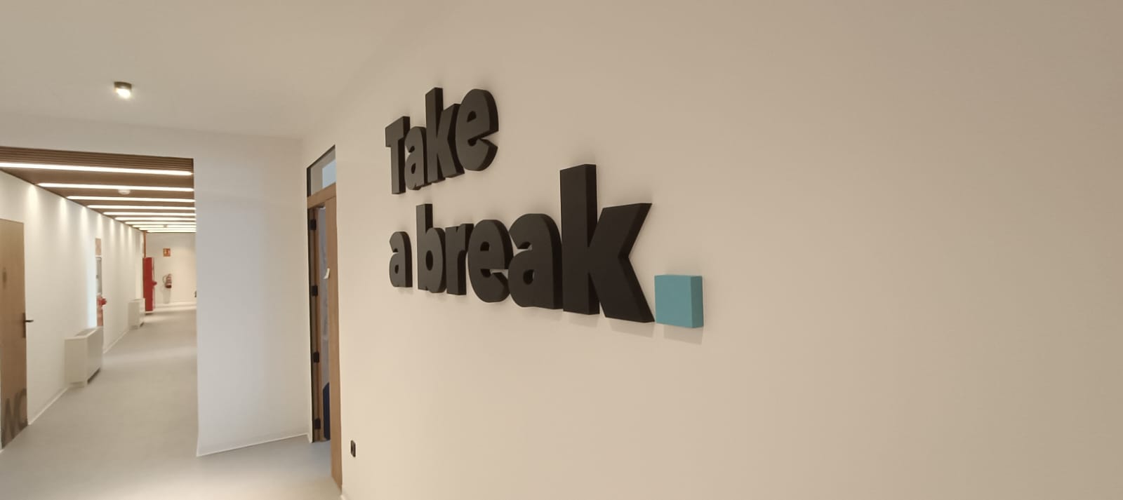 Detalle de letras corpóreas en la pared interior de ILERNA