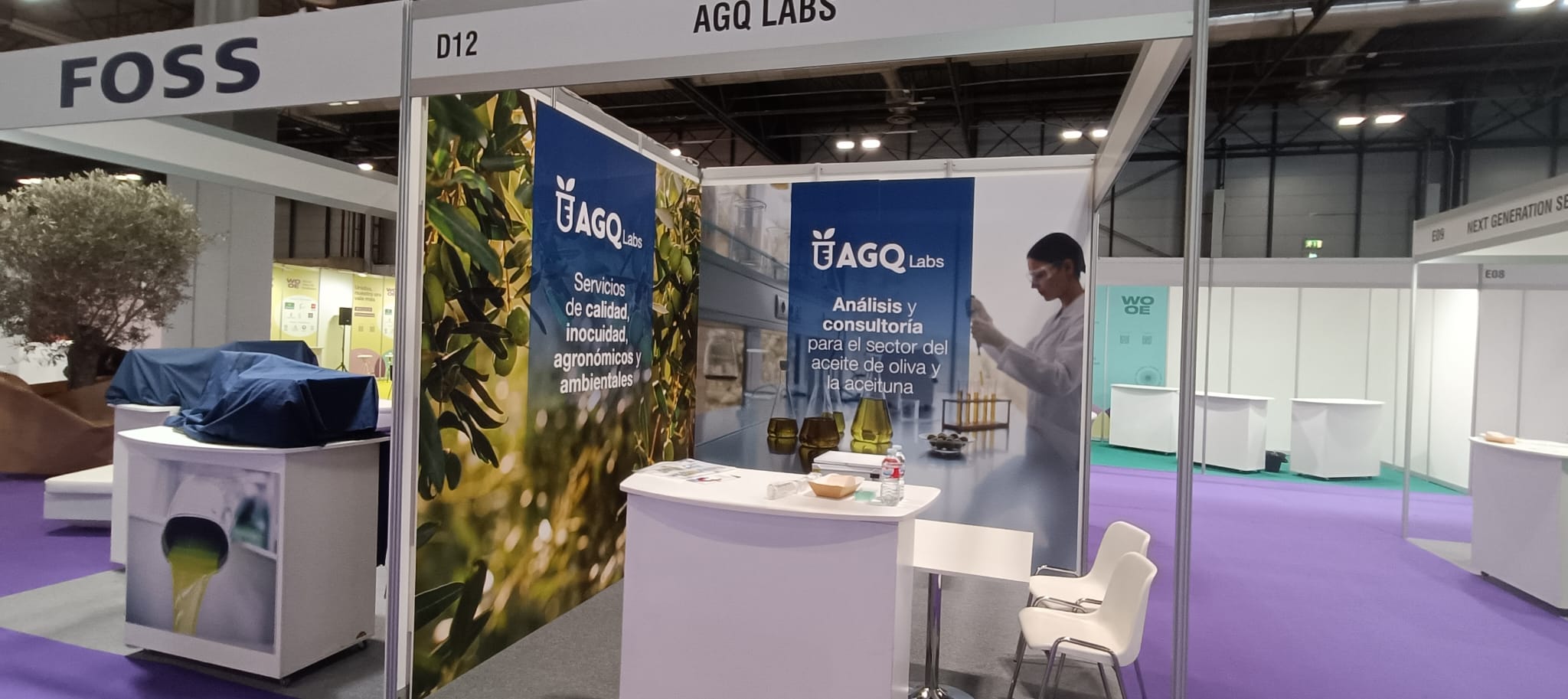 Panelado de paredes del stand de AGQ Labs en WOOE 2026.