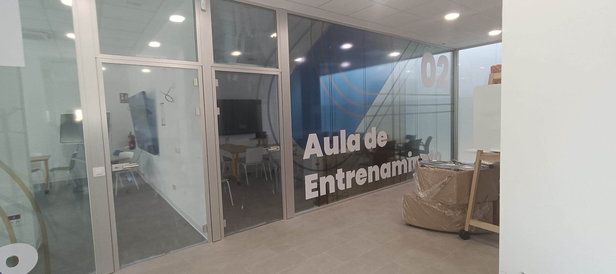 Rotulación sobre vidrio para un aula de Áncora · detalle del proyecto