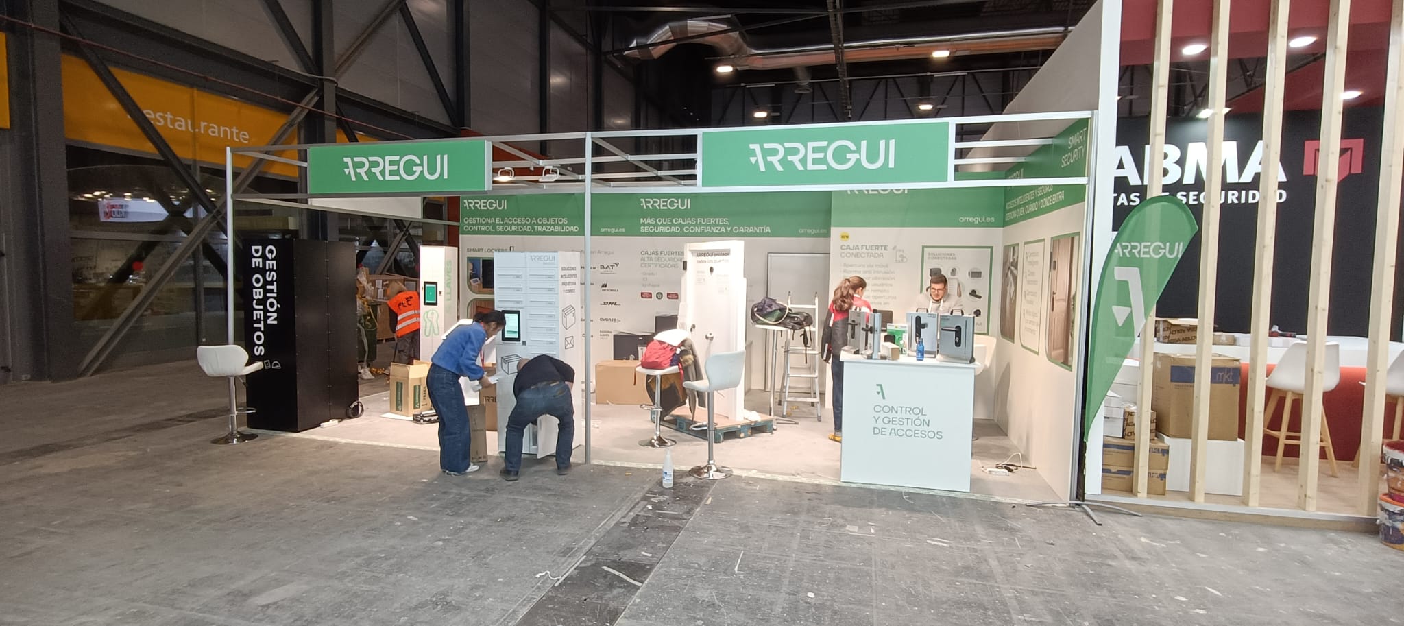 Detalle de la gráfica sobre las paredes del stand.