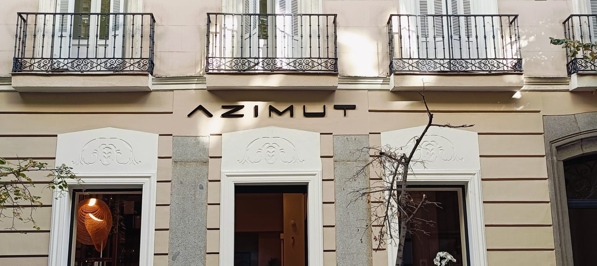 Rótulo y placa de identificación para Azimut · vista principal