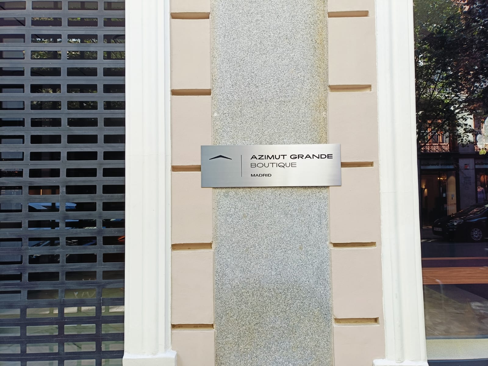 Rótulo y placa de identificación para Azimut · detalle del proyecto