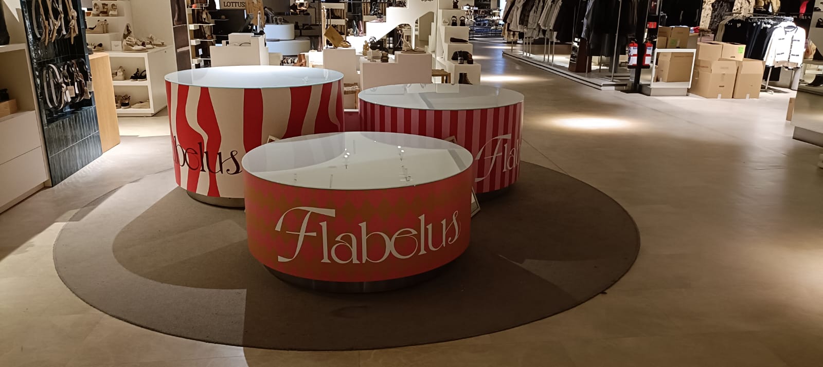 Gráfica para mobiliario comercial de Flabous · detalle del proyecto