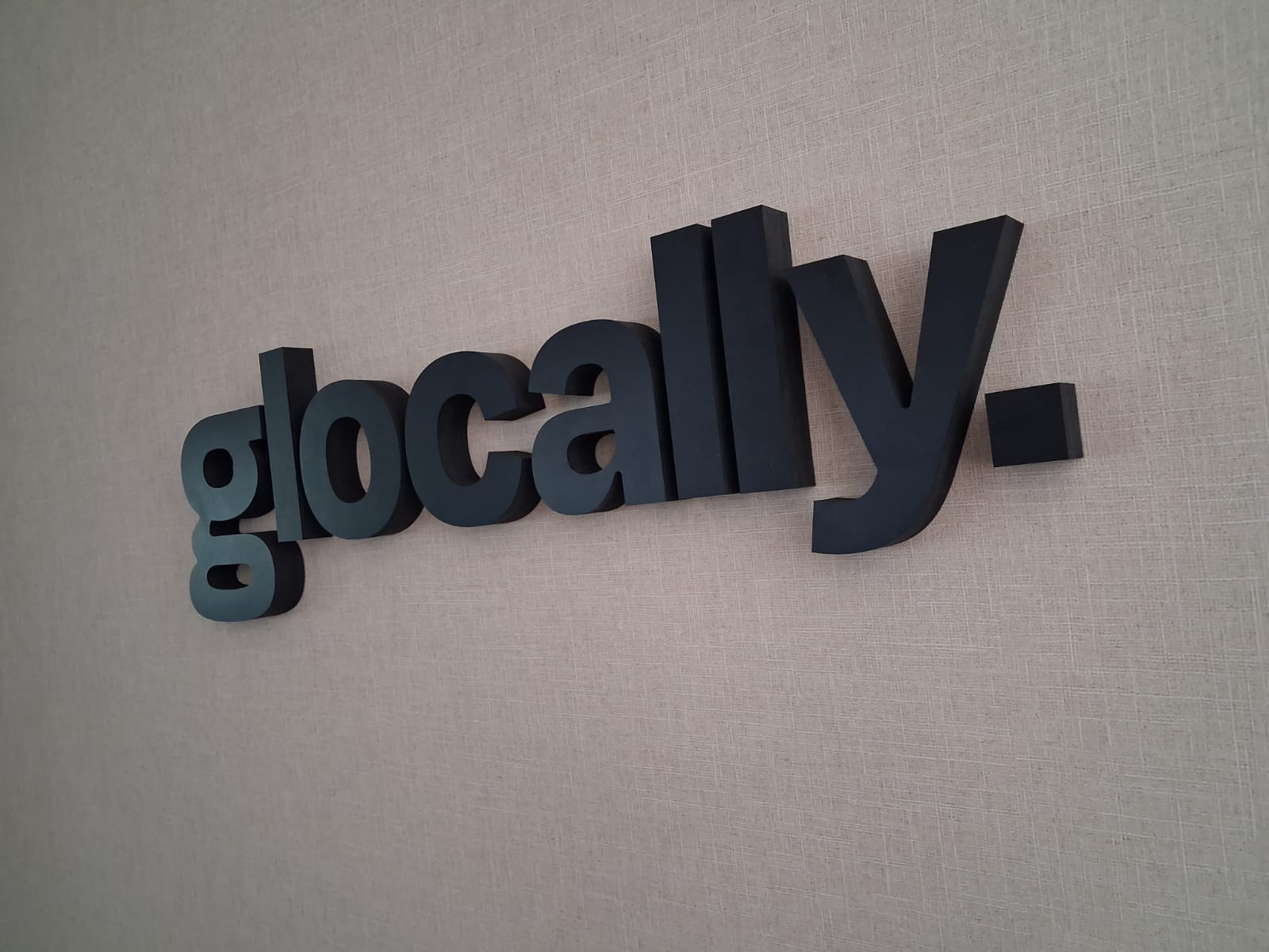 Logotipo corpóreo para las oficinas de Glocally · vista principal