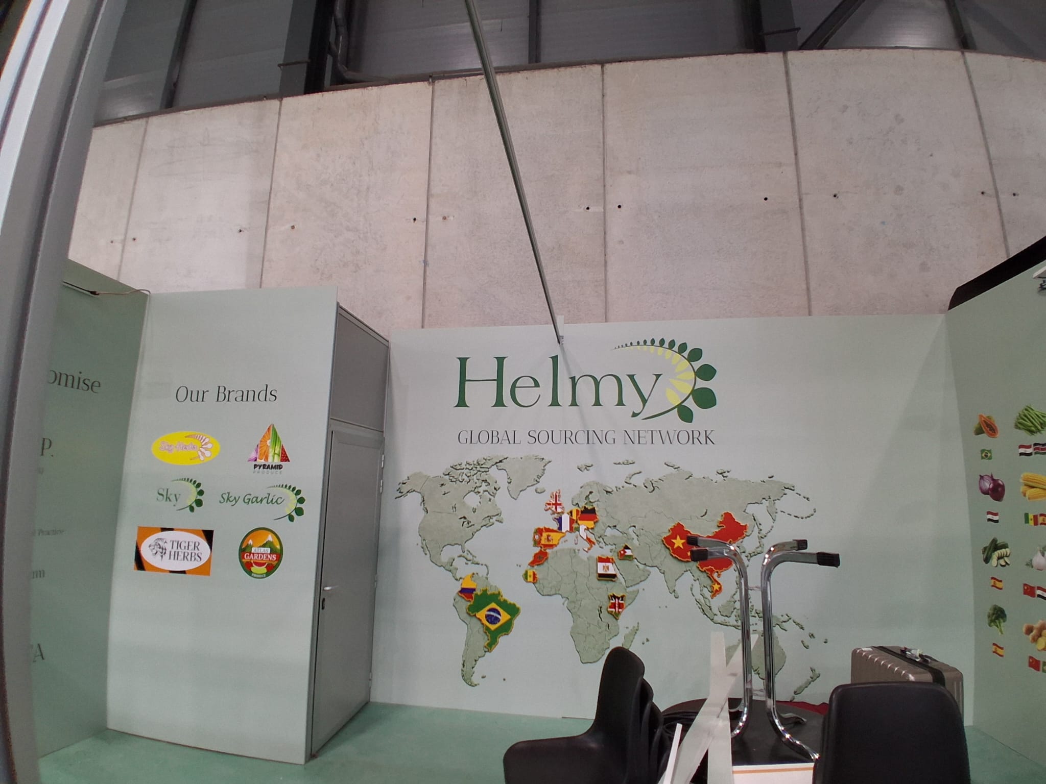Panelado con foam impreso para el stand de Helmy en Fruit Attraction 2026 · fotografía 2