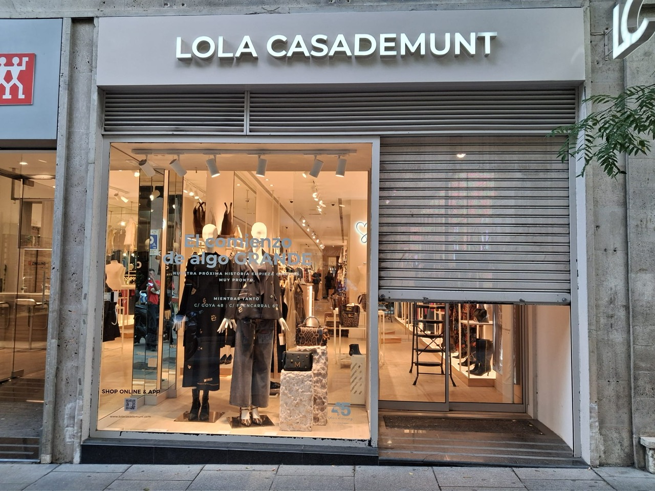 Escaparate de Lola Casademunt en Madrid con gráfica de vinilo de corte blanco