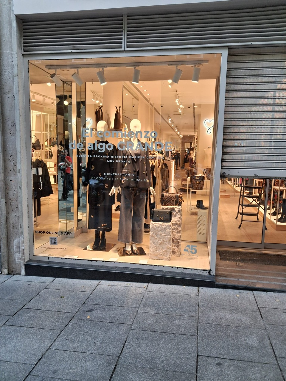 Escaparate de Lola Casademunt en Madrid con gráfica de vinilo de corte blanco · fotografía 2