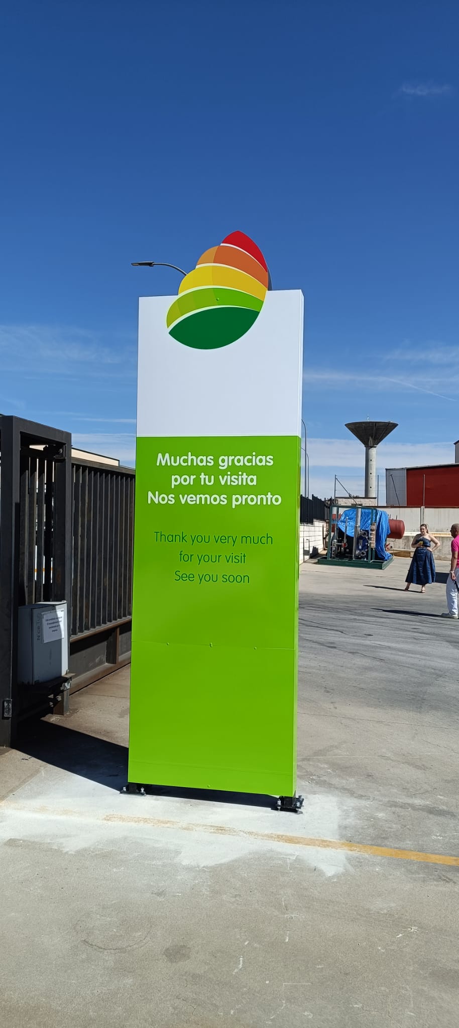 Parte posterior de un tótem de Plukon con mensaje de agradecimiento