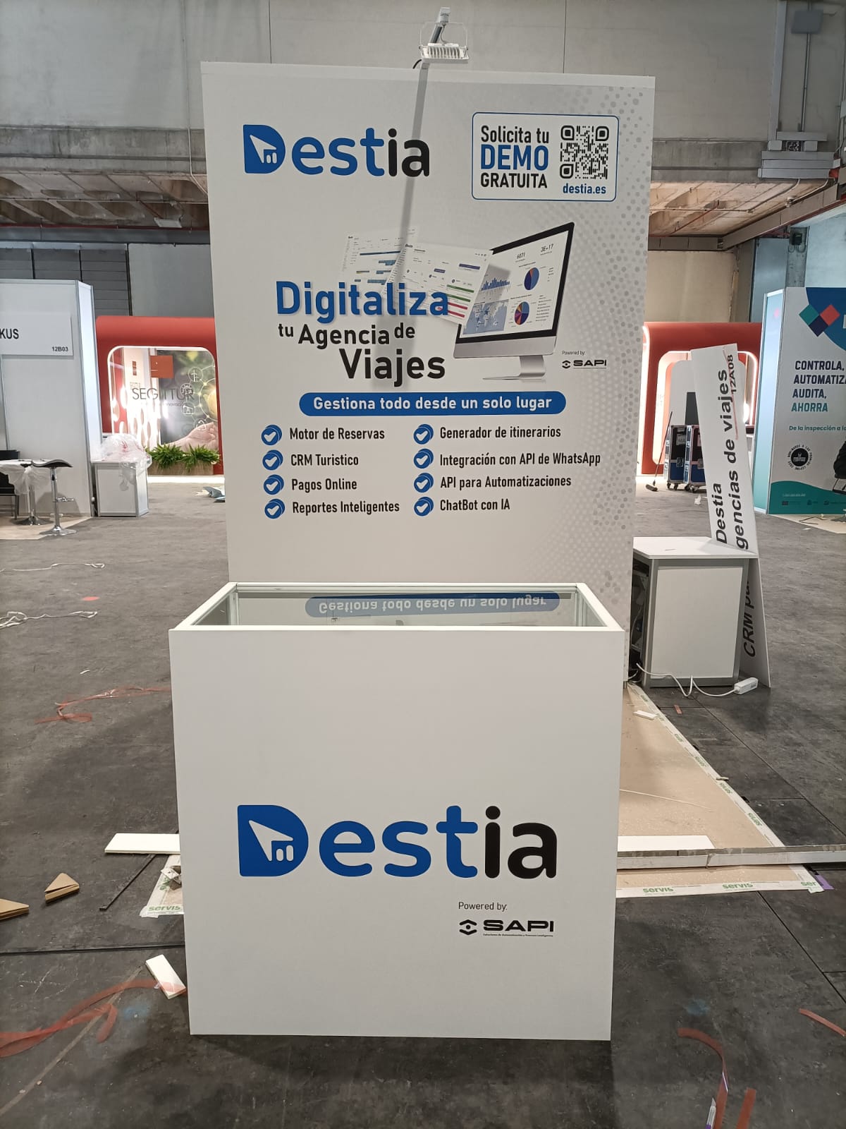 Pared y mostrador con la gráfica de Destia y SAPI en FITUR 2026.