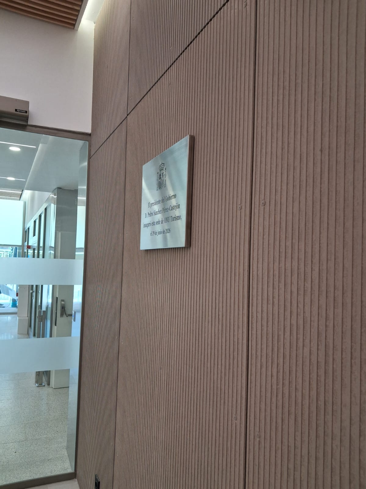 Placa de señalización interior instalada en las oficinas de UN Tourism