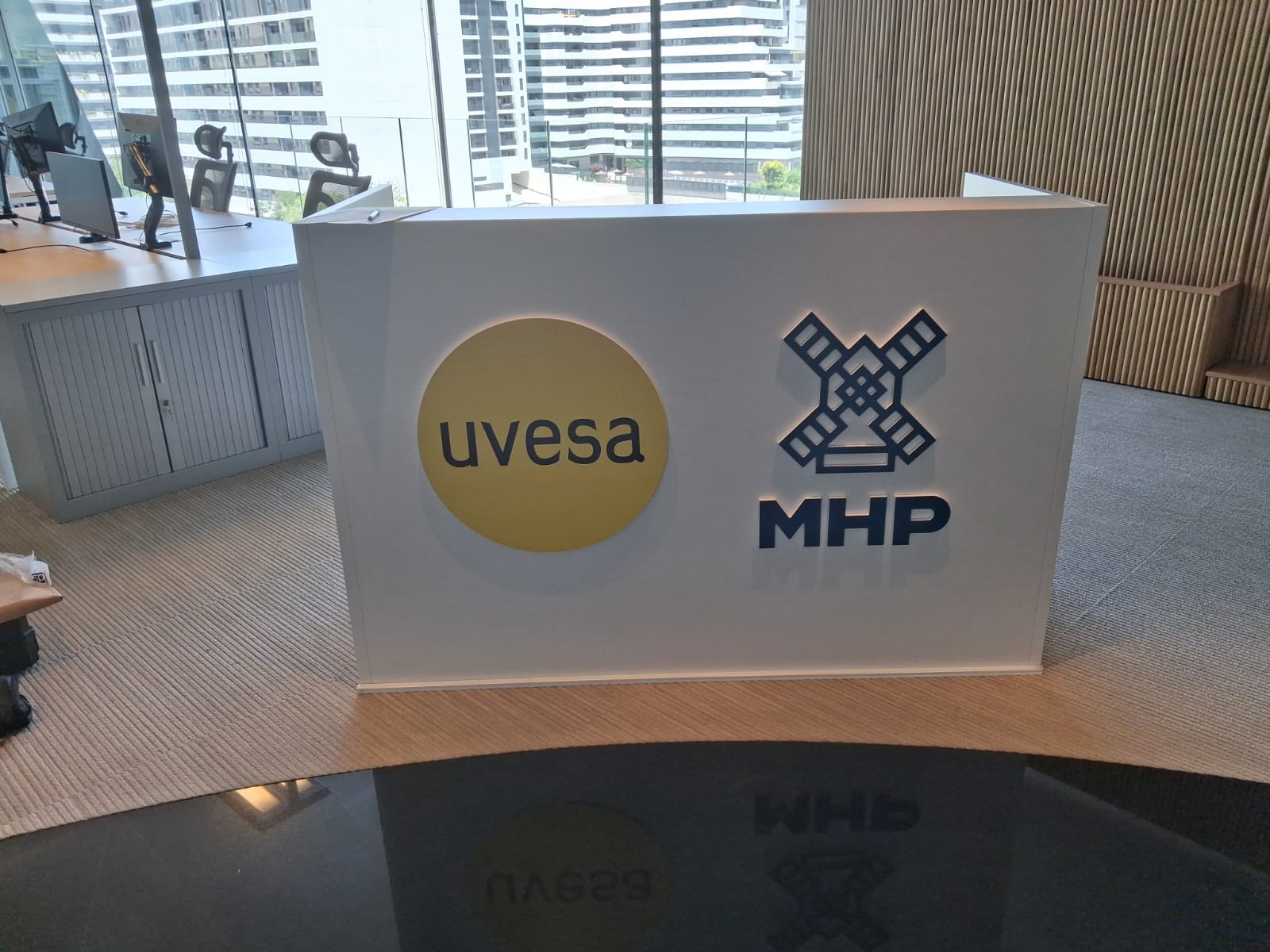 Aplicaciones de marca UVESA y MHP en recepción · vista principal
