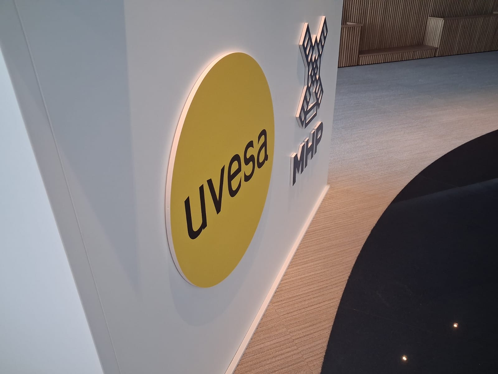 Aplicaciones de marca UVESA y MHP en recepción · detalle del proyecto