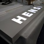 Rótulo bandeja con metacrilato black and white